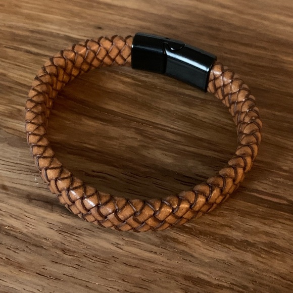Men's Cowhide Woven Bracelet with Magnetic Closure - Picture 3 of 4